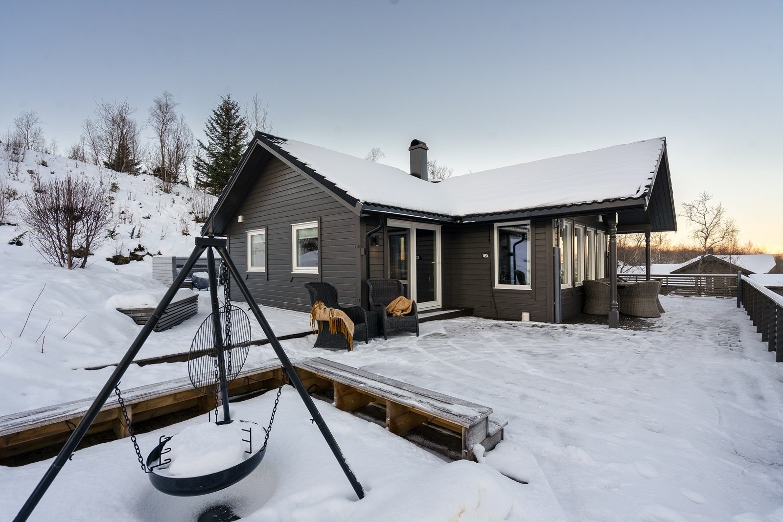 Stor terrasse rundt hytten, her kan du kose deg både sommer og vinter. Galleribilde