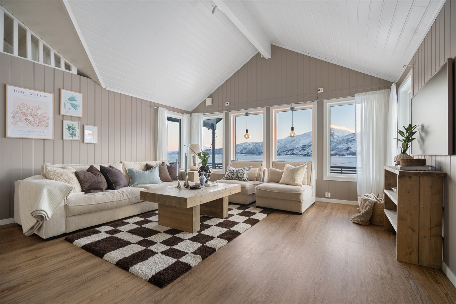 Her er det god plass for å møblere opp hytten og fylle den med familie og venner! Galleribilde