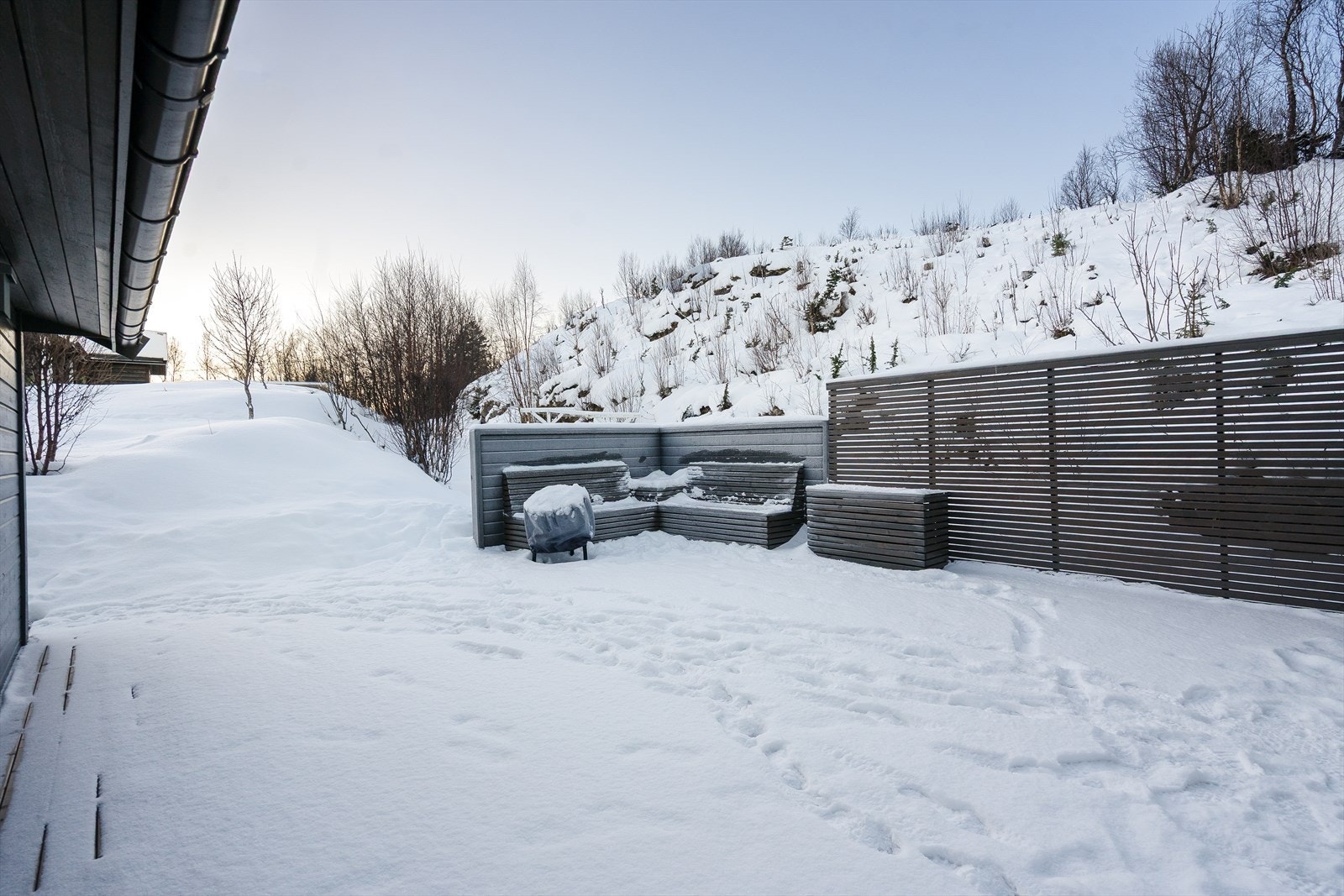 Koselig og skjermet området på baksiden av hytten. Galleribilde