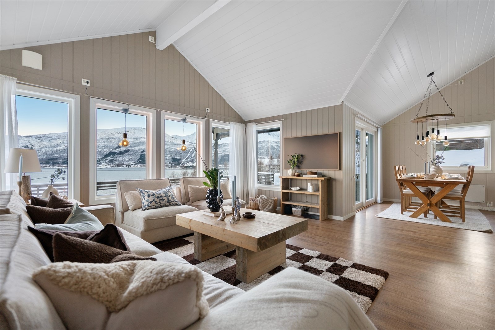 Stor stue/spisestue med god takhøyde gir en luftig og romslig atmosfære. Galleribilde