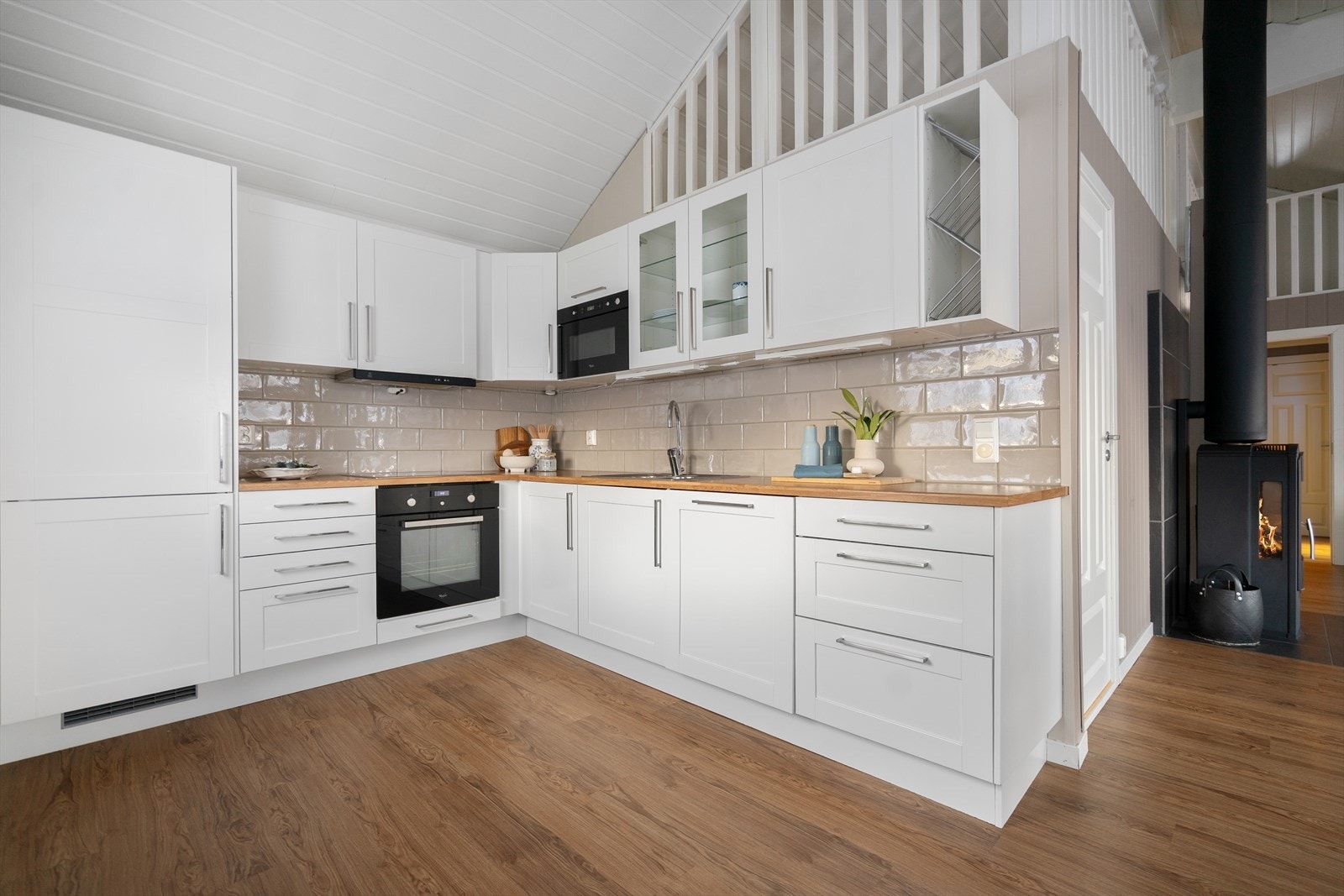 Det er integrert kjøl/fryseskap, platetopp, micro og stekeovn. Galleribilde