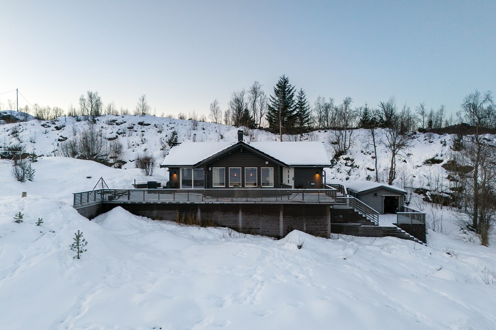 Utvendig er det flott opparbeidet med terrasser. Galleribilde