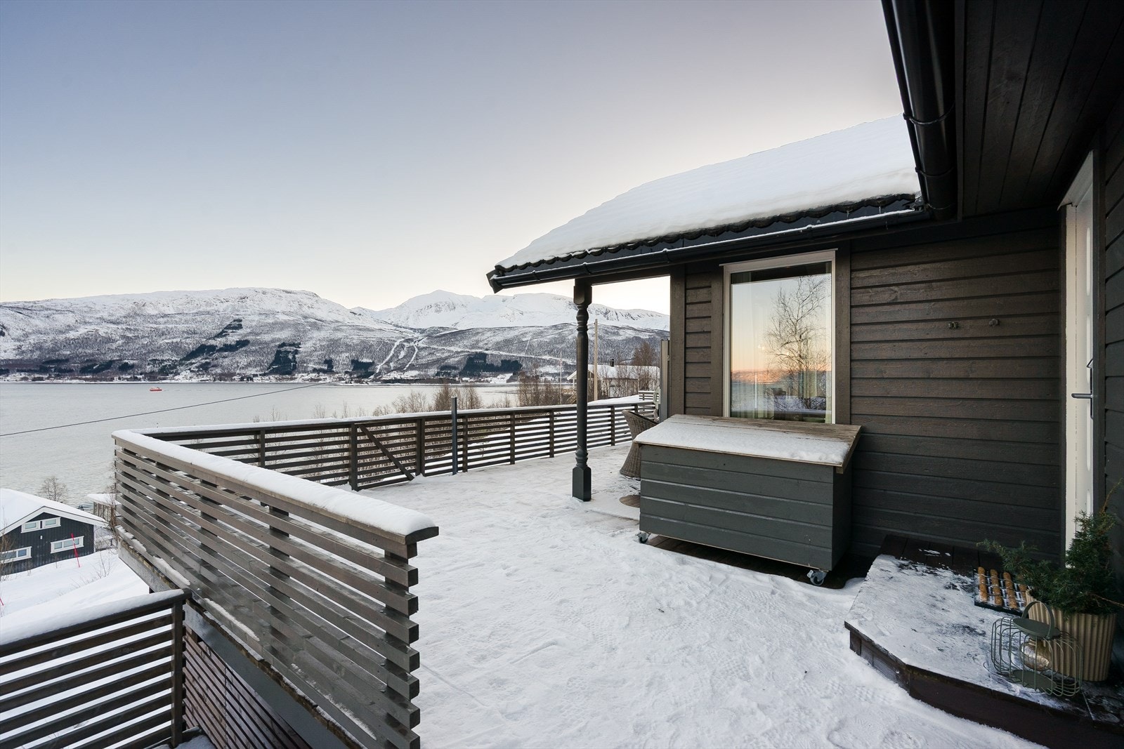 Flott opparbeidet uteområdet med terrasse og flere soner for kos og hygge. Galleribilde