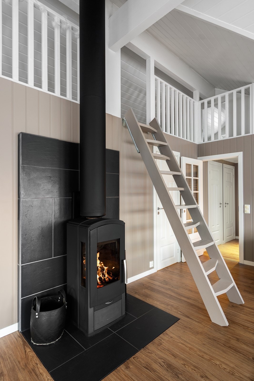 Fra stuen er det trapp til hems, trappen kan foldes inn når den ikke er i bruk. Galleribilde