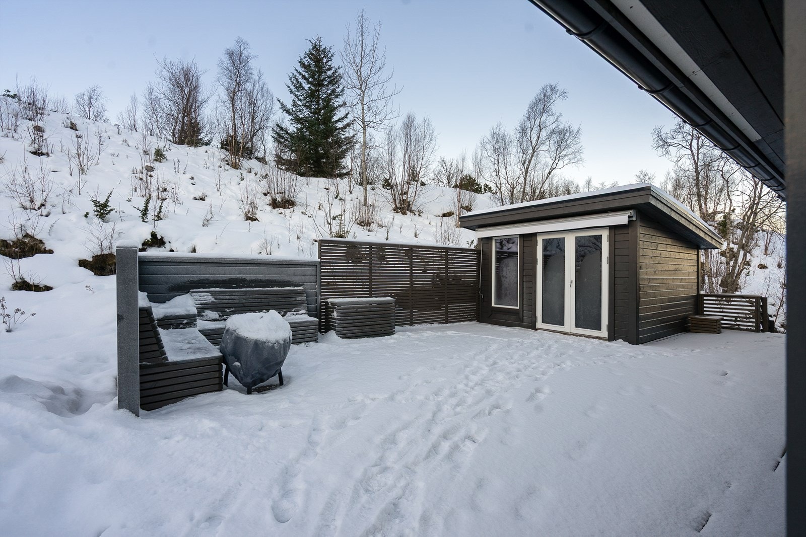 Utestue som ligger skjermet til på terrassen Galleribilde