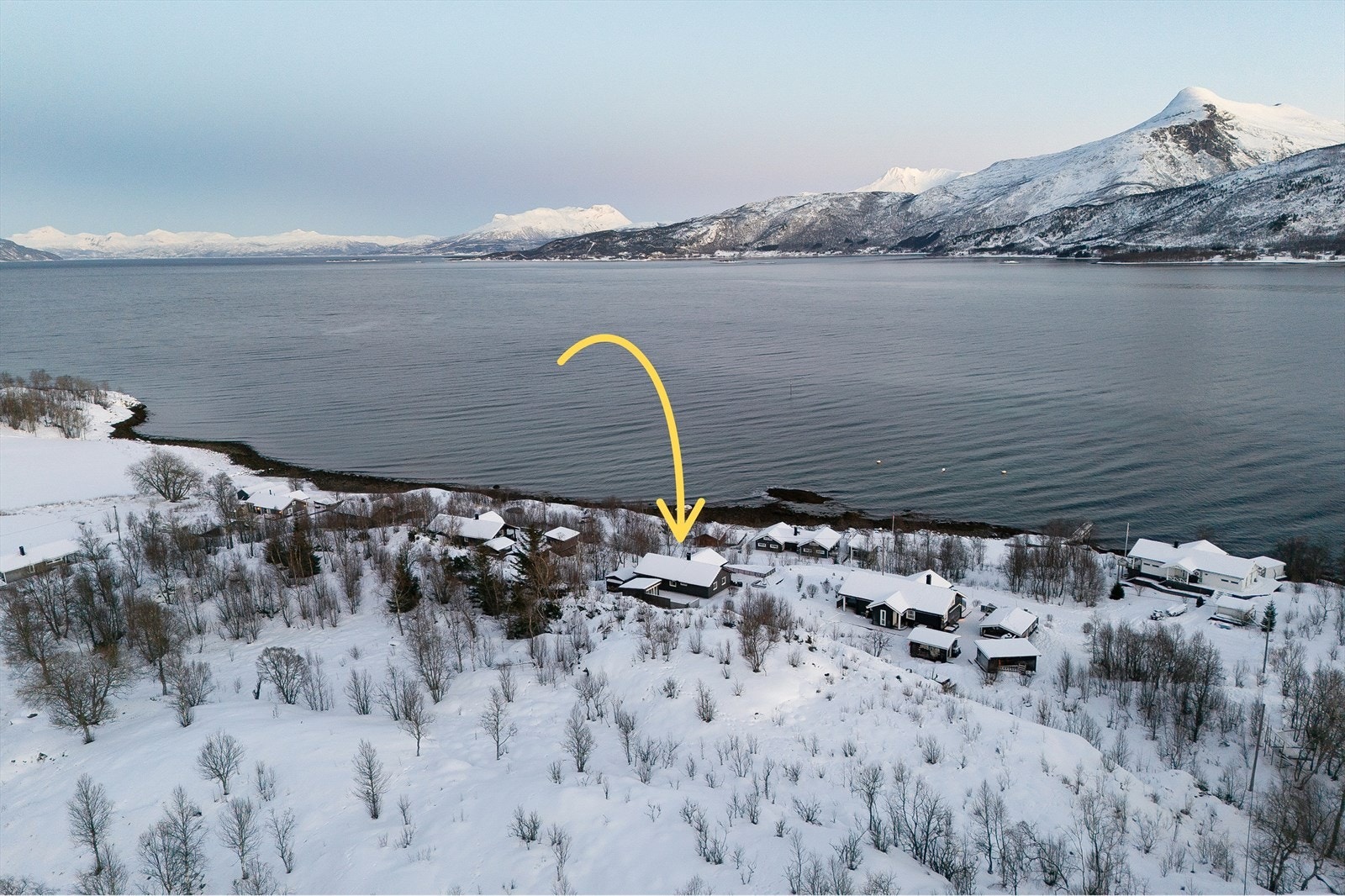 Beliggende i et nyere hyttefelt med kort avstand til Ballangen. Galleribilde