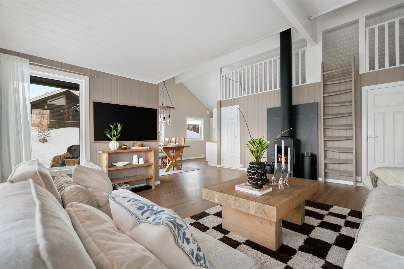 Lys og åpen stue/kjøkken. Galleribilde