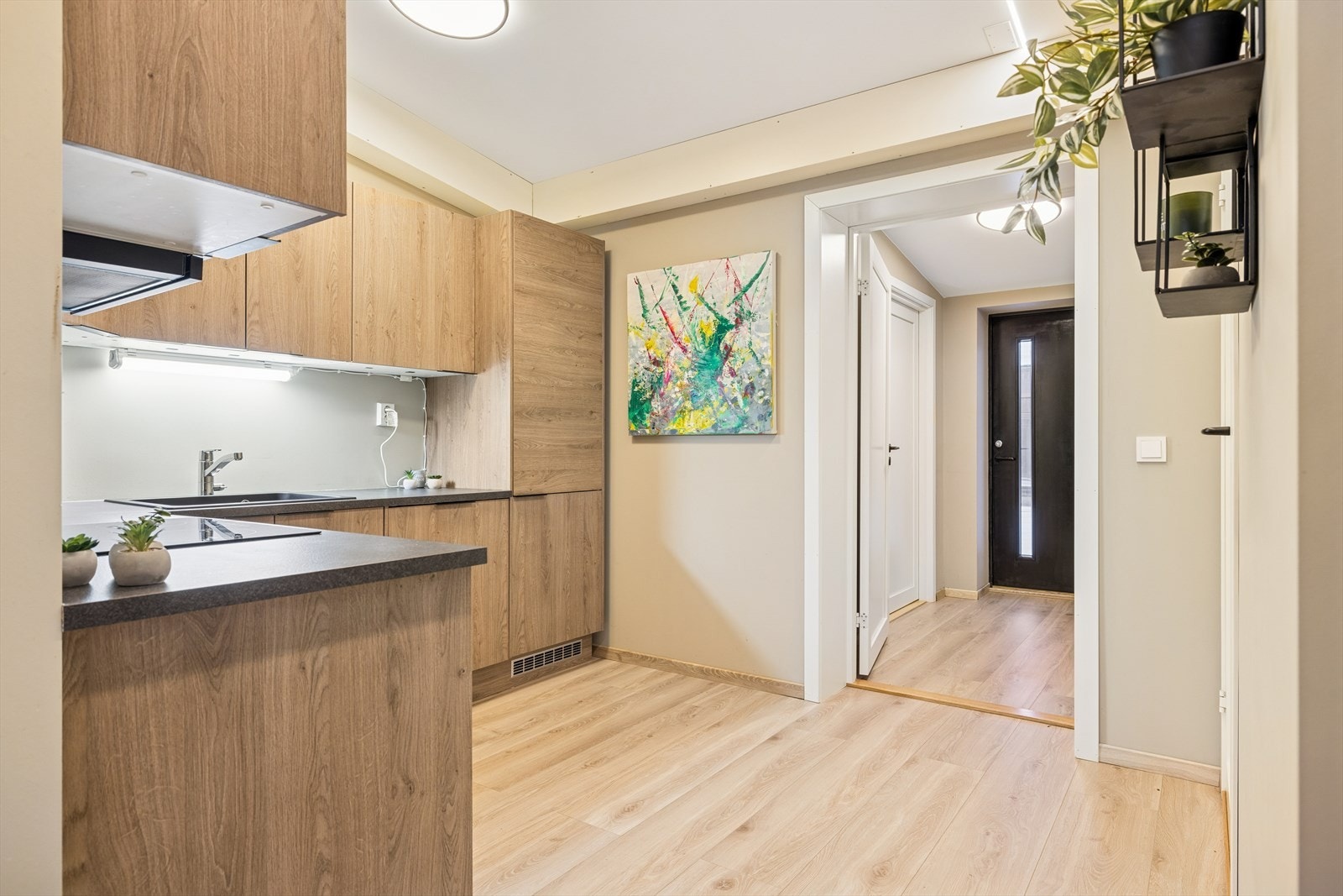 Romslig kjøkkeninnredning med integrerte hvitevarer Galleribilde