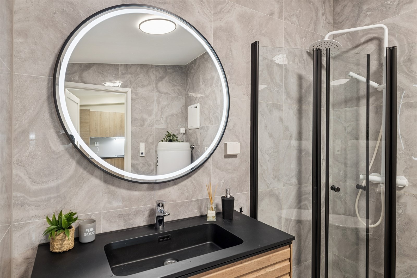 På badet er det toalett, baderomsinnredning, dusjhjørne med plassbesparende dusjvegger, samt opplegg for vaskemaskin. Galleribilde