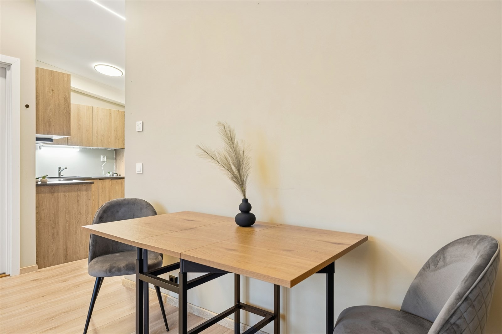 Spiseplass rett på utsiden av kjøkkenet Galleribilde