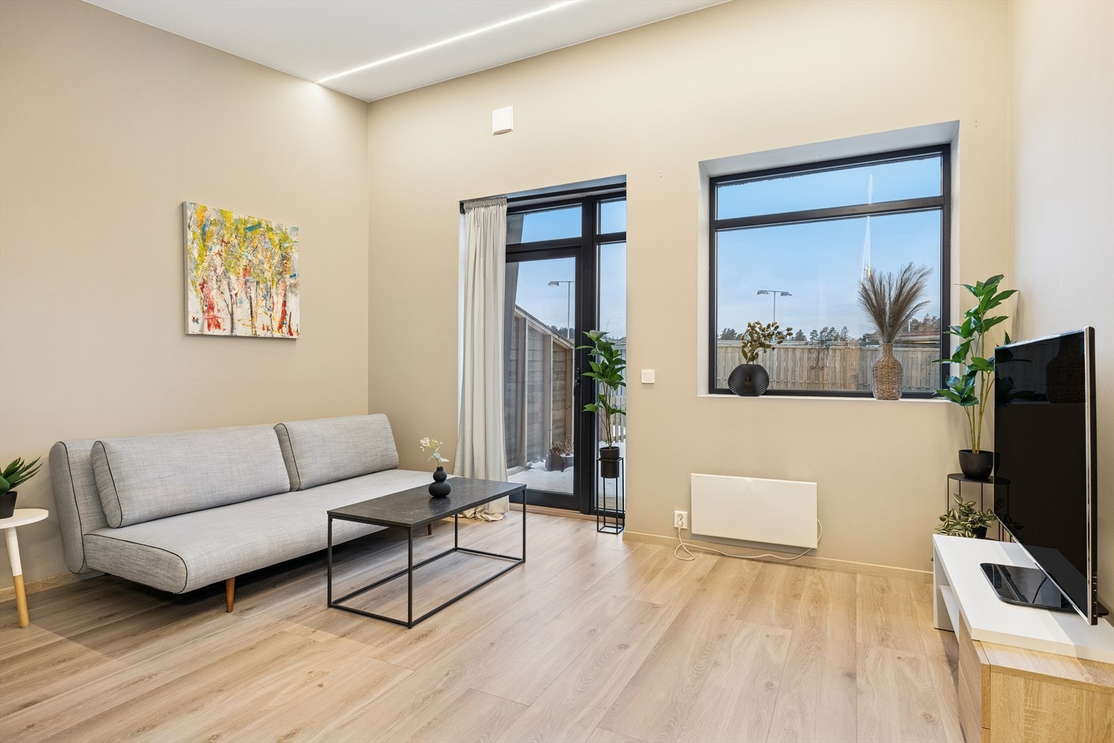 Fra stuen er det utgang til stor solrik terrasse Galleribilde