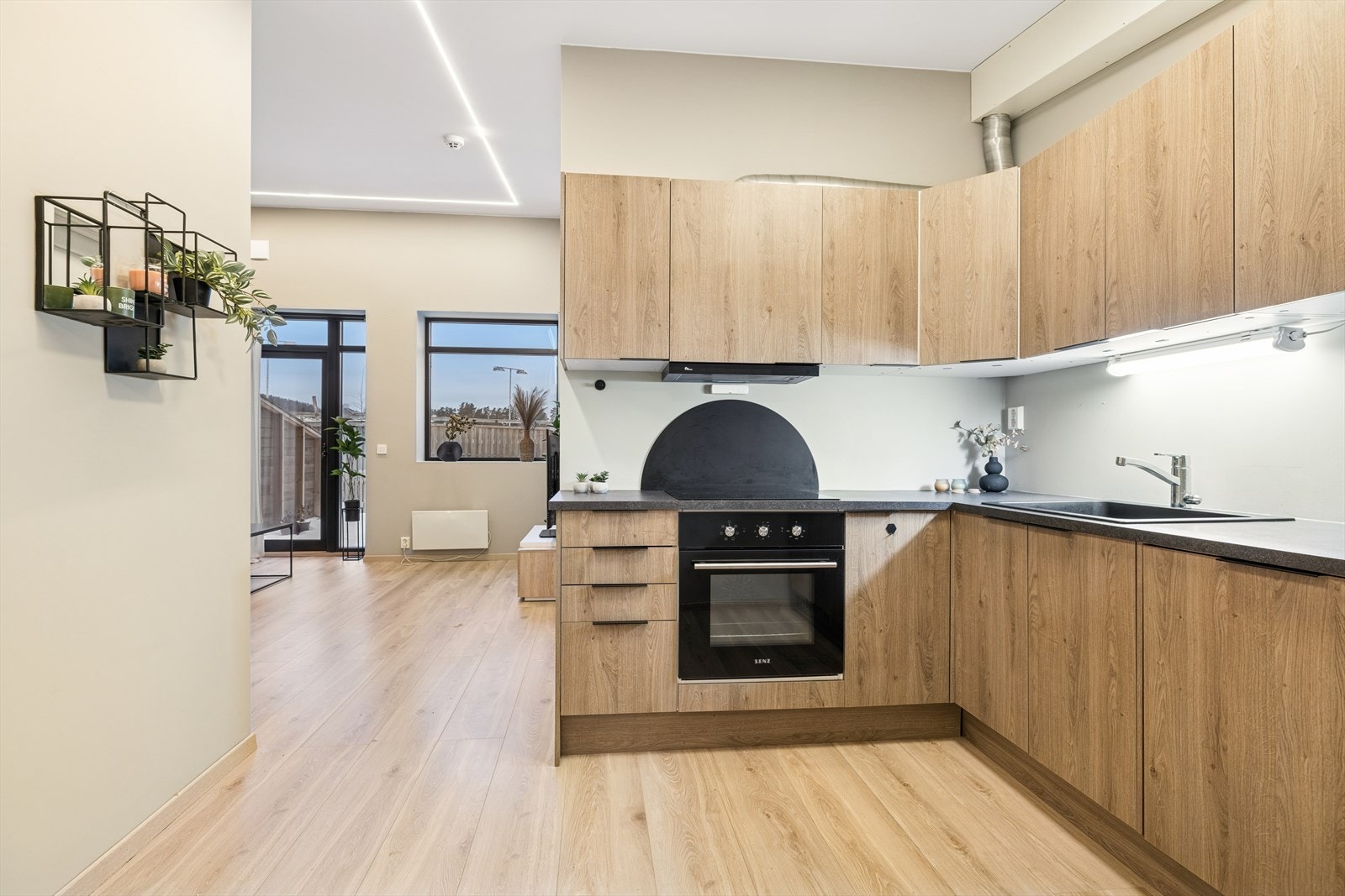 Kjøkkenet er i delvis åpen løsning med stuen Galleribilde