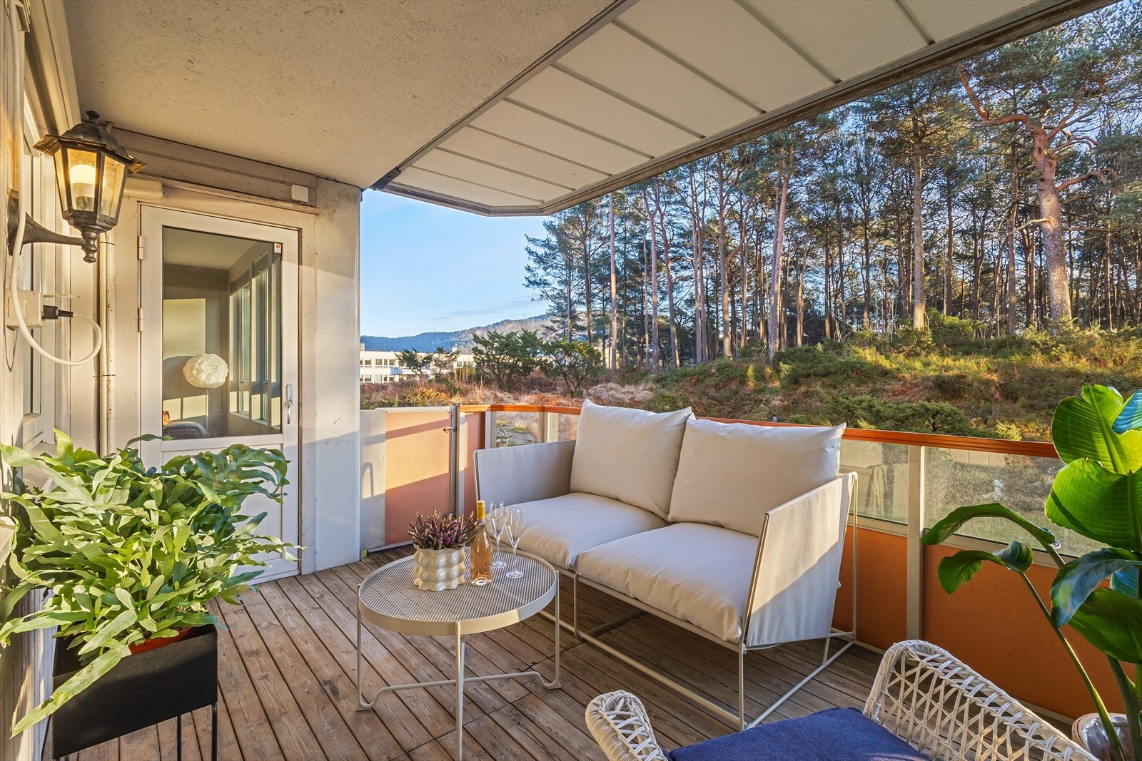 Balkongen ligger tilbaketrukket og skjermet til, uten sjenerende innsyn Galleribilde