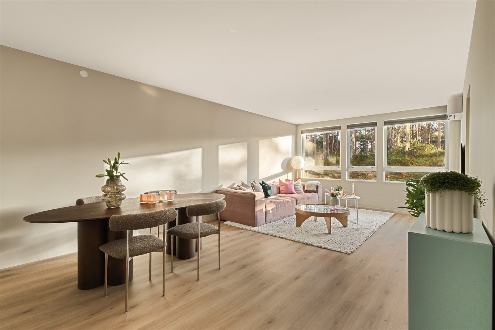 Stuen er lys og innbydende med meget god plass til ønsket innredning Galleribilde