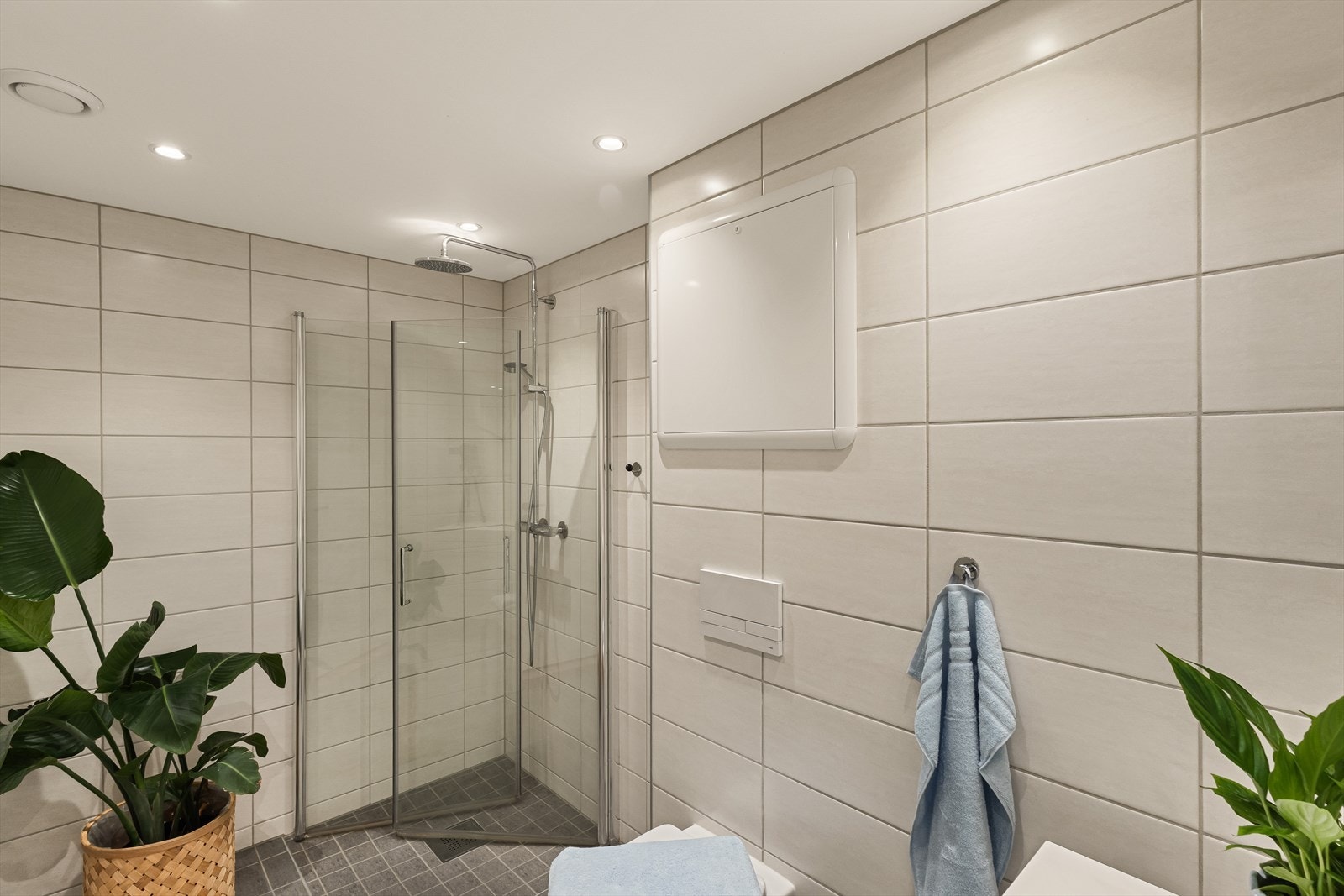 Innredningen består av servant med møblement/speil, belysning, vegghengt toalett, dusjgarnityr og innfellbart dusjhjørne Galleribilde