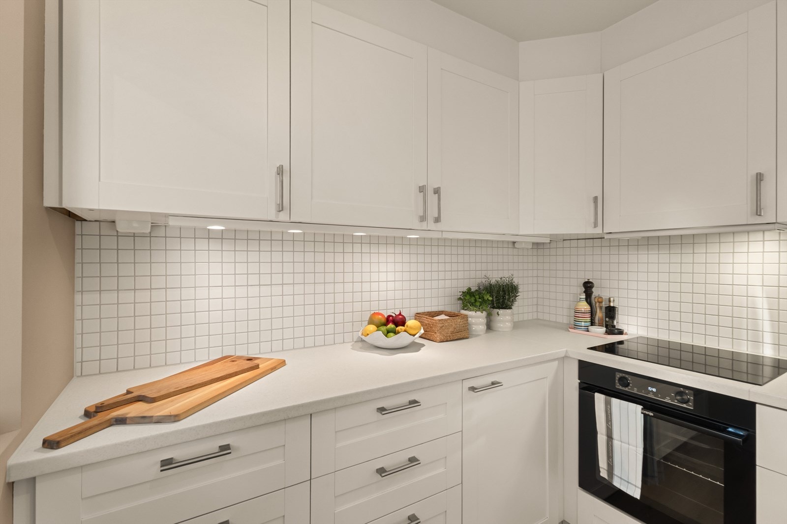 Kjøkkenet har blitt modernisert de siste årene med ny benkeplate i 2024, ny stekeovn i 2025 og ny platetopp i 2026 Galleribilde