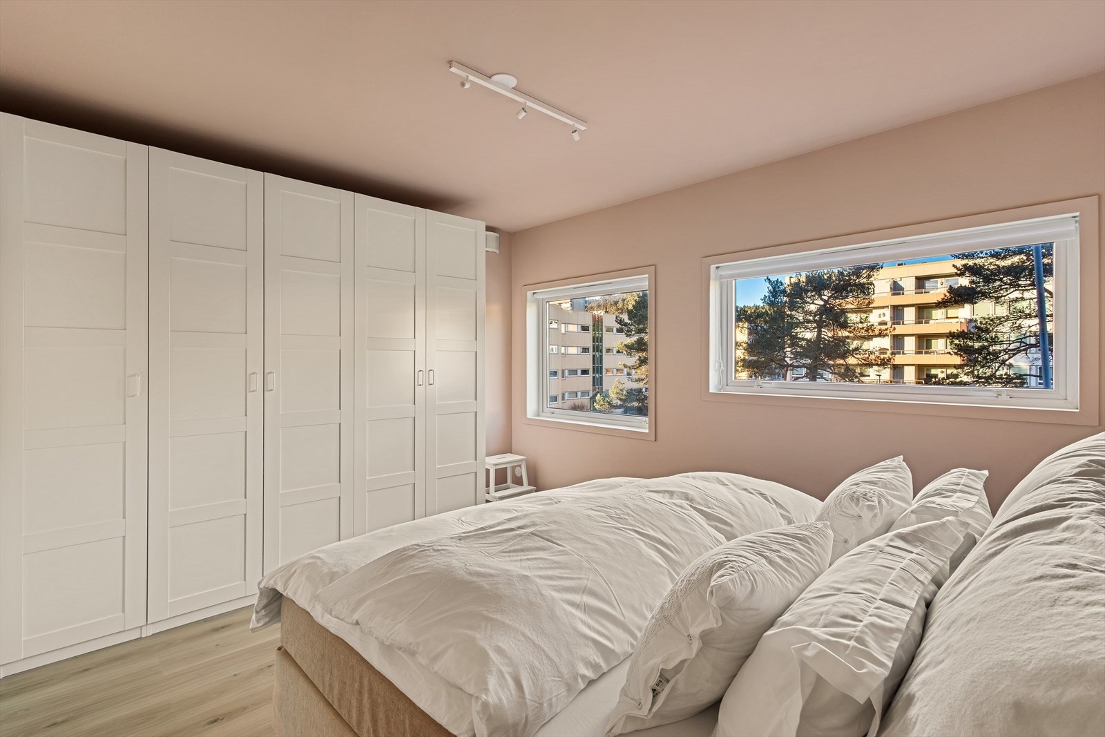 Hovedsoverommet har meget gode oppbevaringsmuligheter Galleribilde