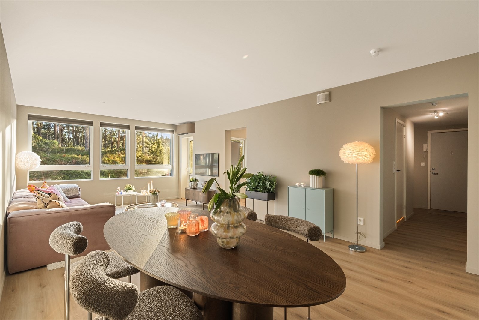 Herfra er det adgang til en sørvendt og solrik altan på ca. 12 m² Galleribilde