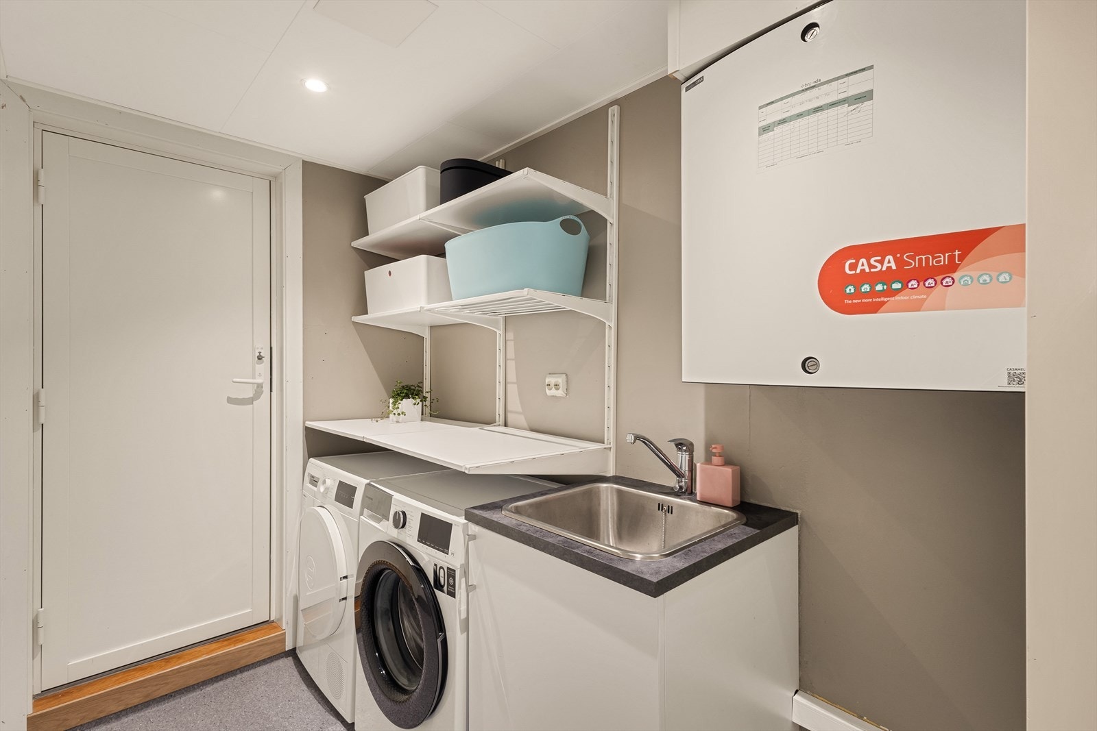 Fra entréen er det adkomst til et praktisk, separat vaskerom, samt en bod vegg-i-vegg med gode oppbevaringsmuligheter Galleribilde