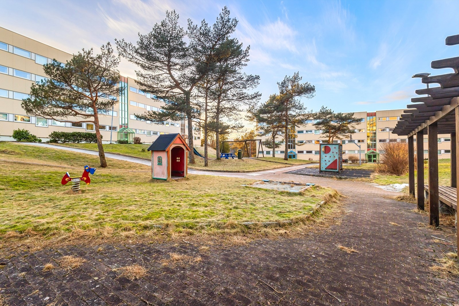 Lekeplass like ved inngangspartiet, perfekt for barnefamilier! Galleribilde