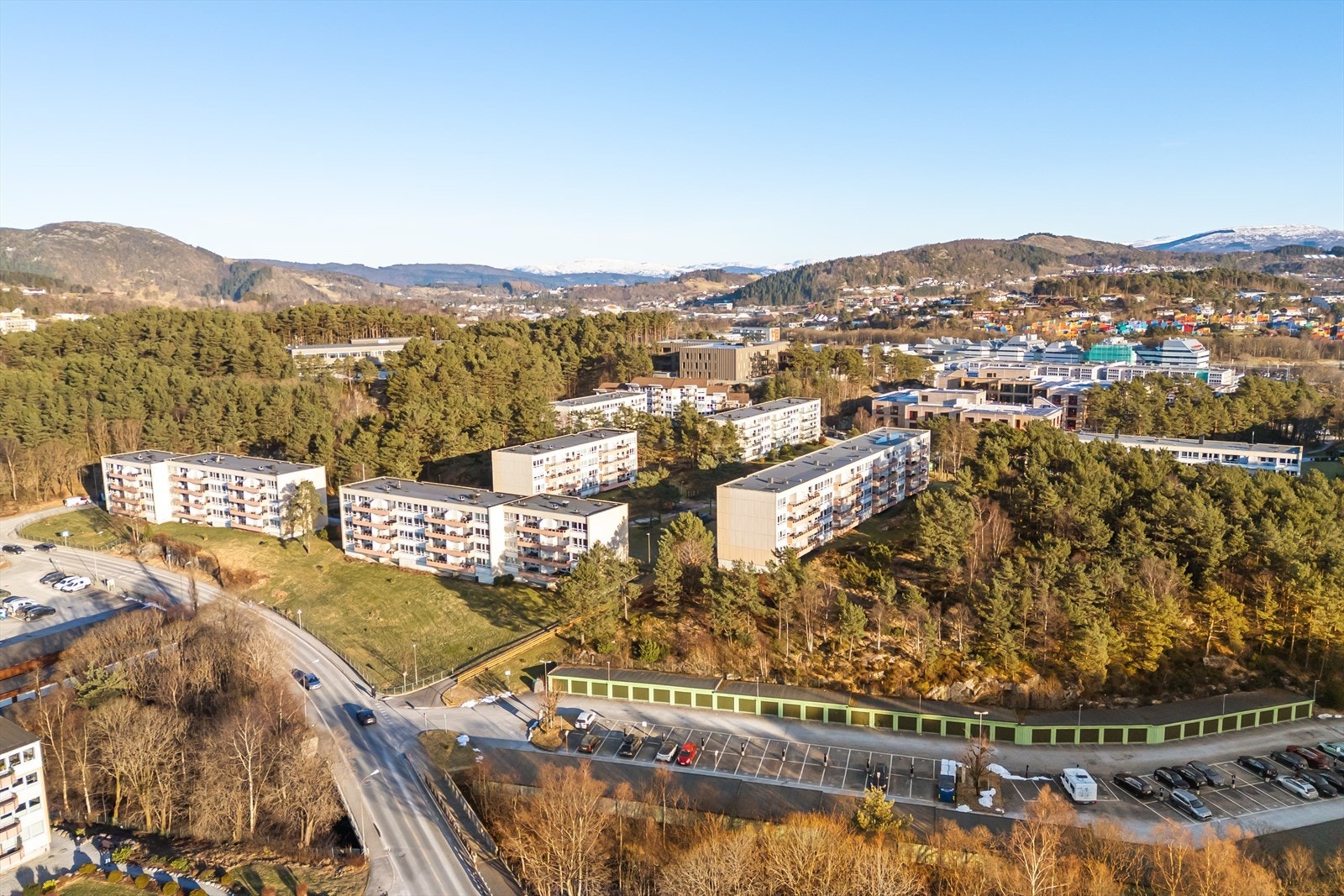 Leiligheten har gjennomgående god standard og en praktisk planløsning som passer for alle aldersgrupper Galleribilde