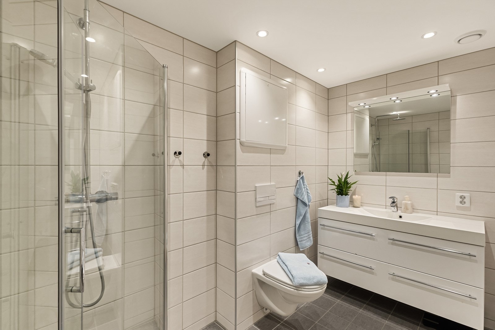 Flott helfliset bad og røropplegg oppgradert i 2019 Galleribilde