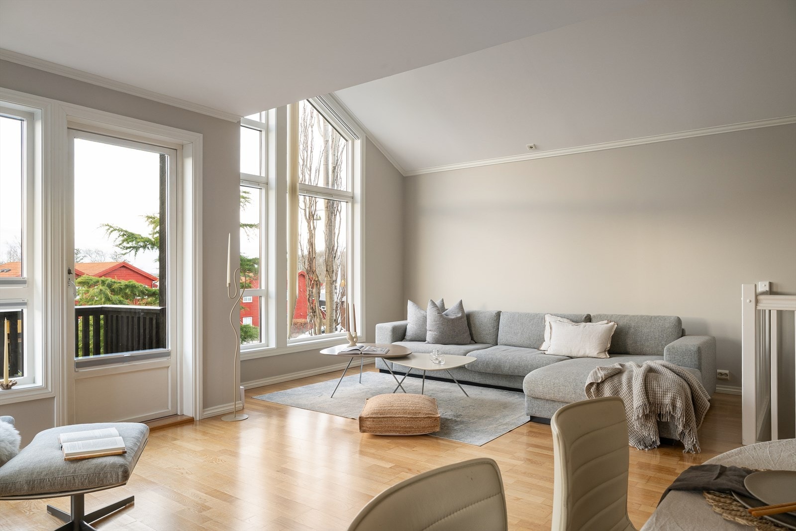 Åpen og lys stue med gode møbleringsmuligheter og direkte adkomst til balkong. Galleribilde