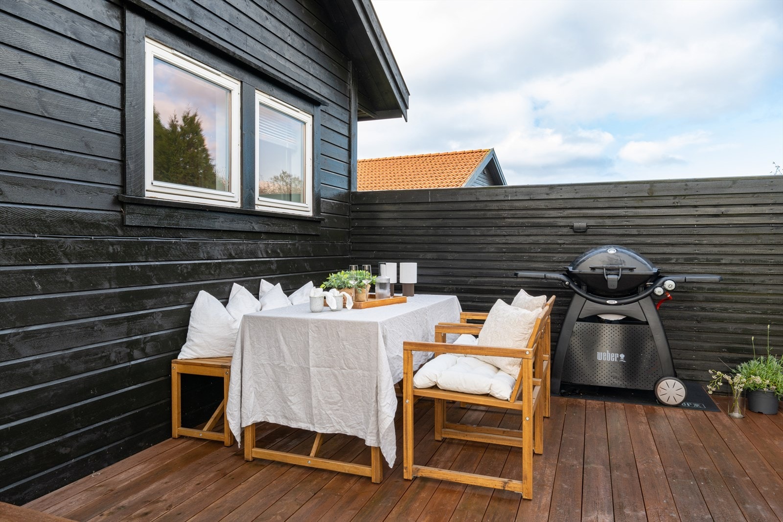 Privat terrasse med gode solforhold, levegger og plass til grill og utemøbler. Galleribilde