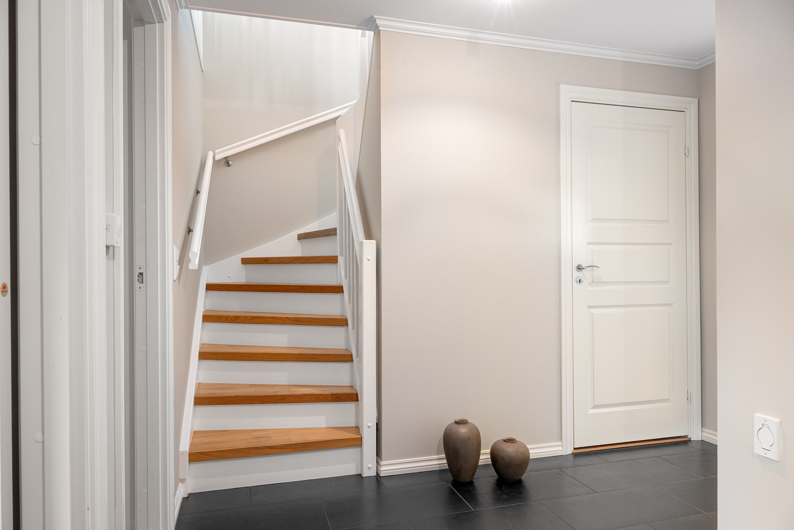 Flislagt gulv og pen trappeløsning som gir et godt førsteinntrykk. Galleribilde