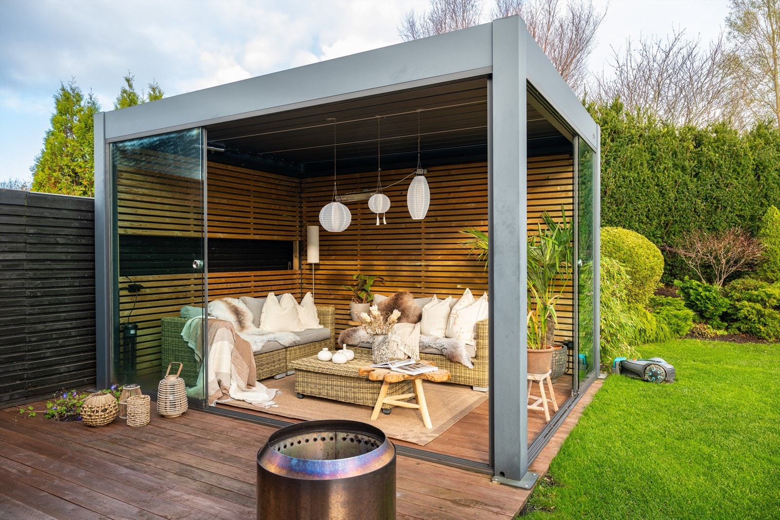 Eksklusiv uteplass med terrasse og moderne paviljong med skyvbare glassvegger, som gir en lun og skjermet sone for uteopphold store deler av året. Galleribilde