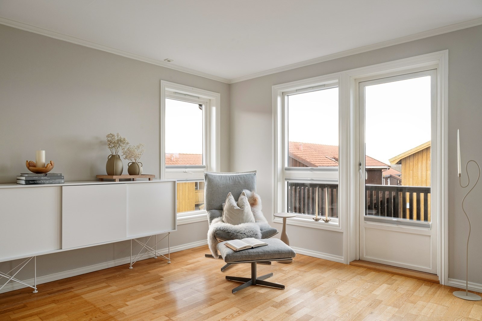 Rolig og lys del av stuen som egner seg godt som lesekrok eller ekstra sitteplass. Galleribilde