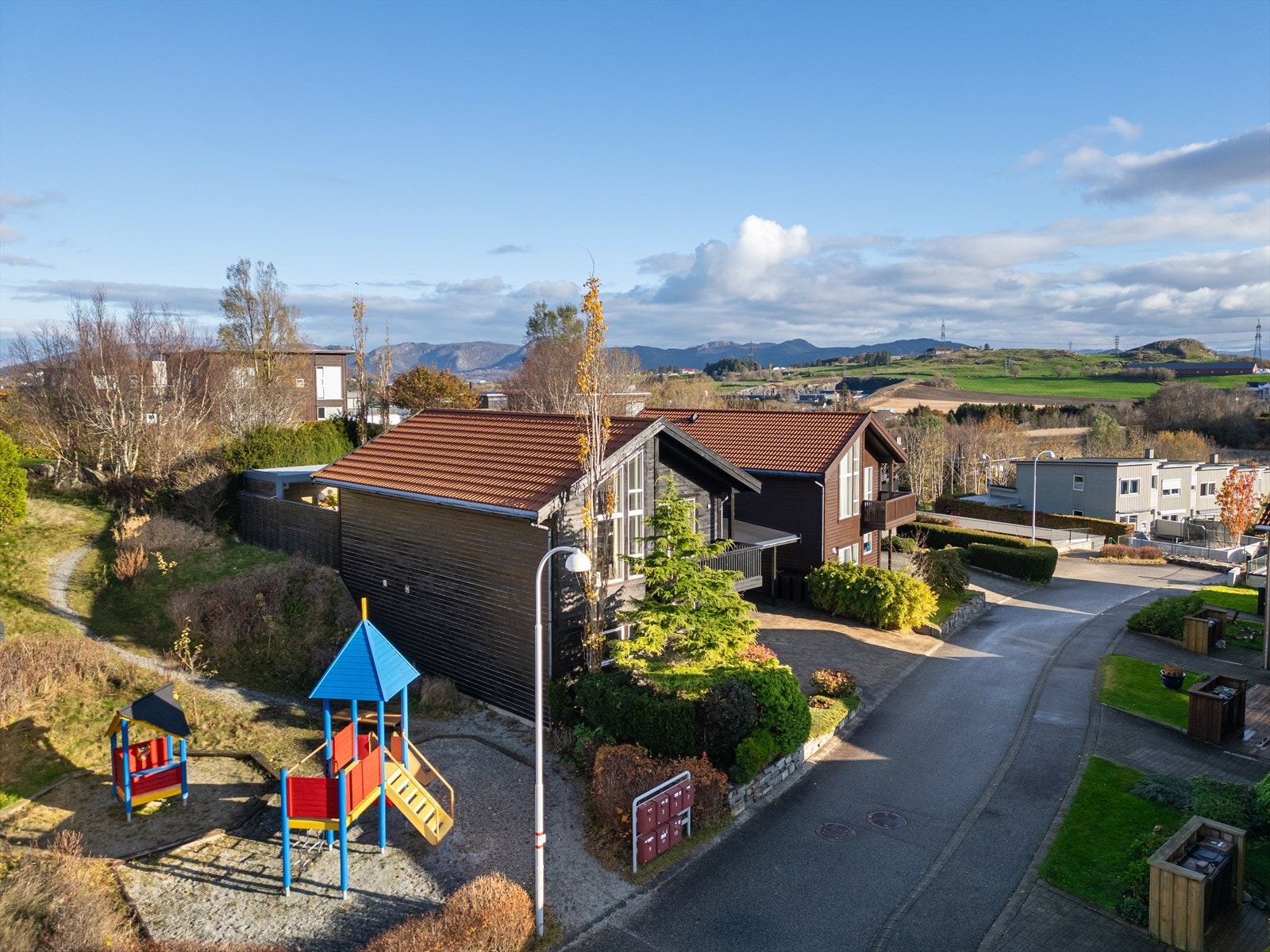 Rolig og barnevennlig nabolag med lekeplass like ved eiendommen. Galleribilde