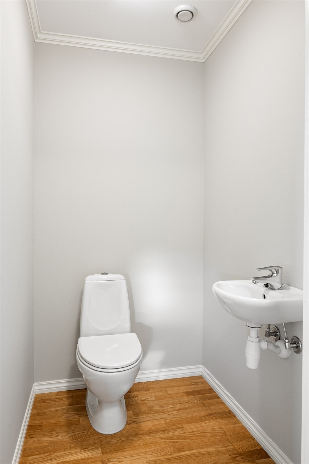 Praktisk gjestetoalett med servant. Galleribilde