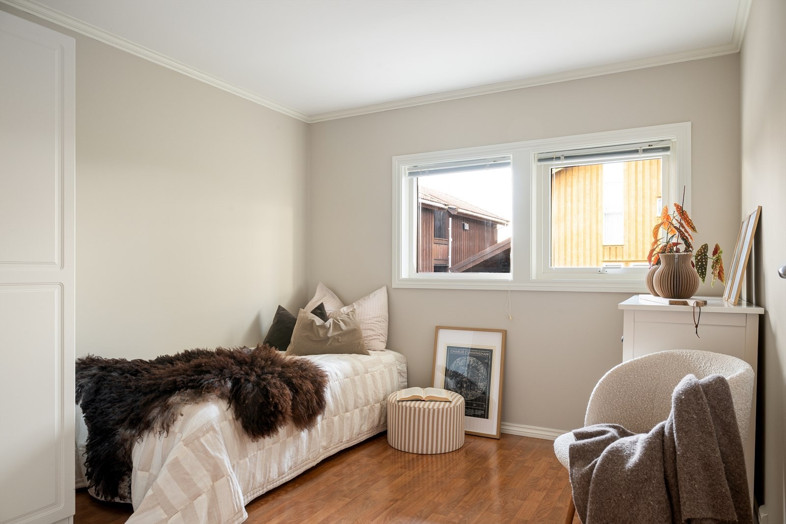 Soverom med god plass til dobbeltseng og garderobeløsning. Galleribilde