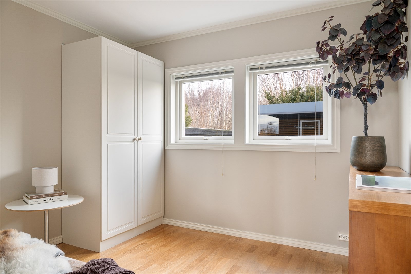 Lyst og ryddig soverom med garderobeløsning og gode muligheter for oppbevaring. Galleribilde