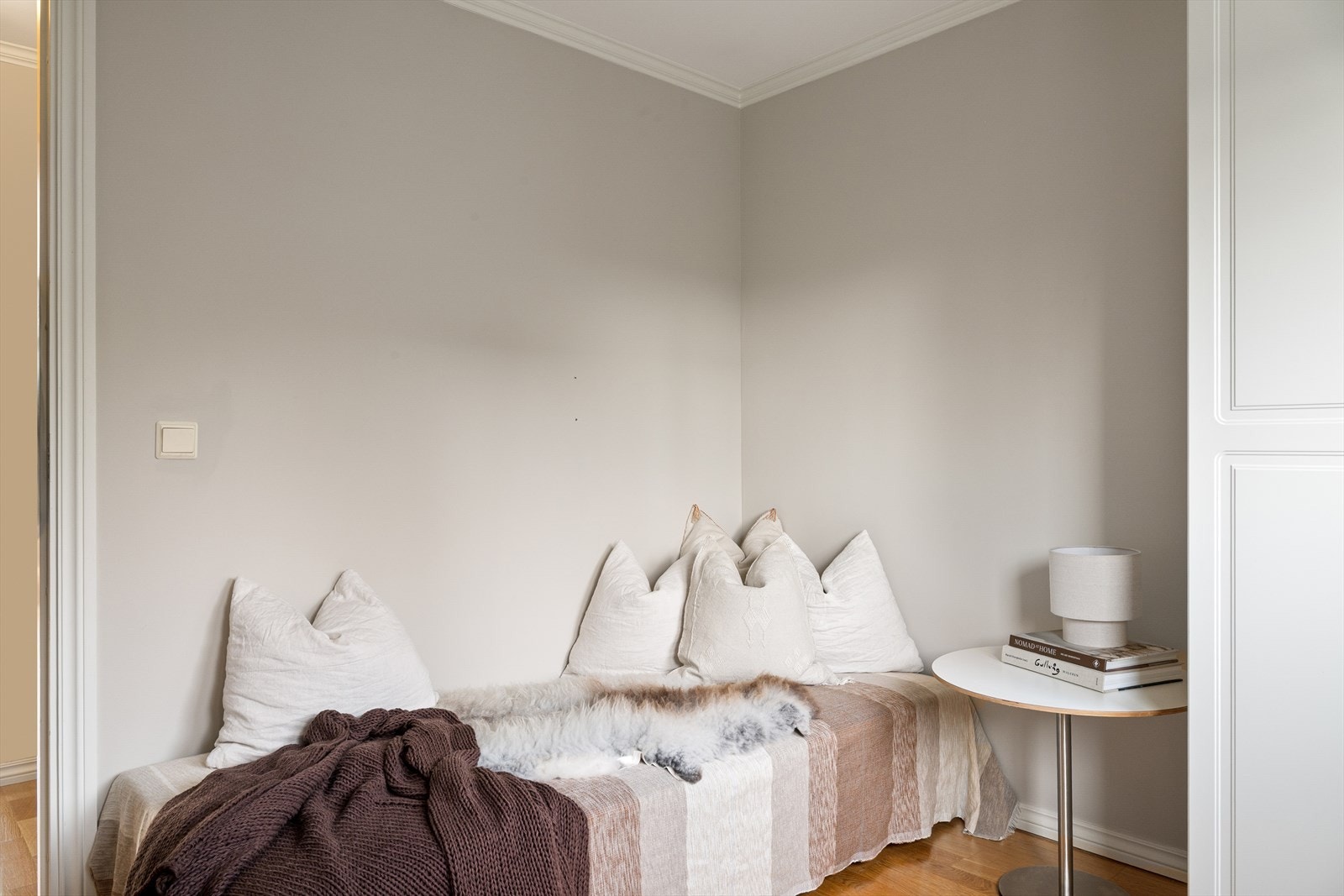 Soverom med rolig uttrykk og plass til seng og nattbord. Galleribilde