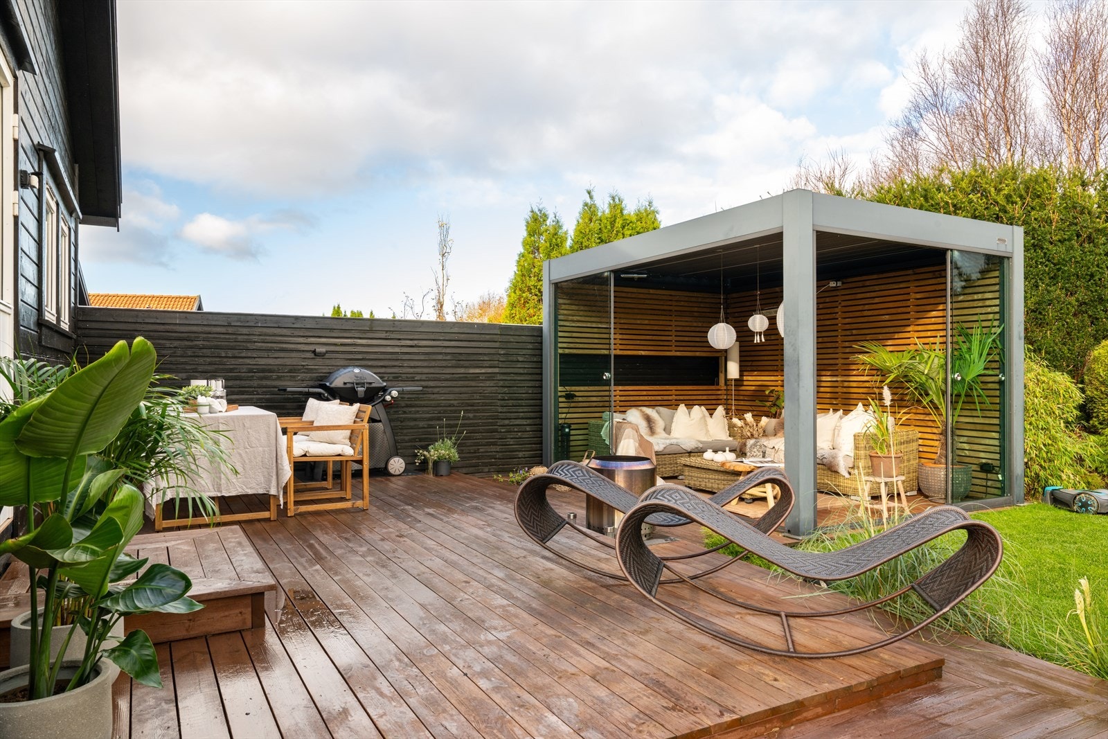 Delikat uteplass med skjermet beliggenhet, pent opparbeidet hage og lune soner for avslapning og sosiale sammenkomster. Galleribilde