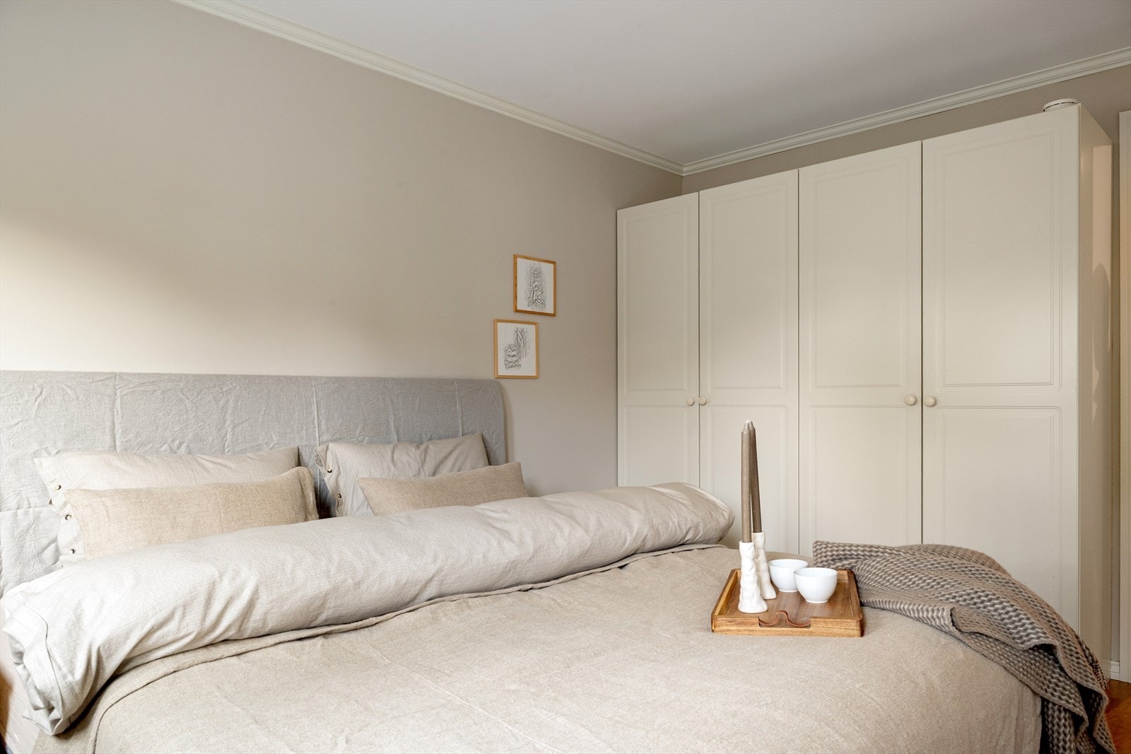 Soverom med harmoniske fargetoner, god skapplass og en innbydende atmosfære som gir rom for hvile og komfort. Galleribilde