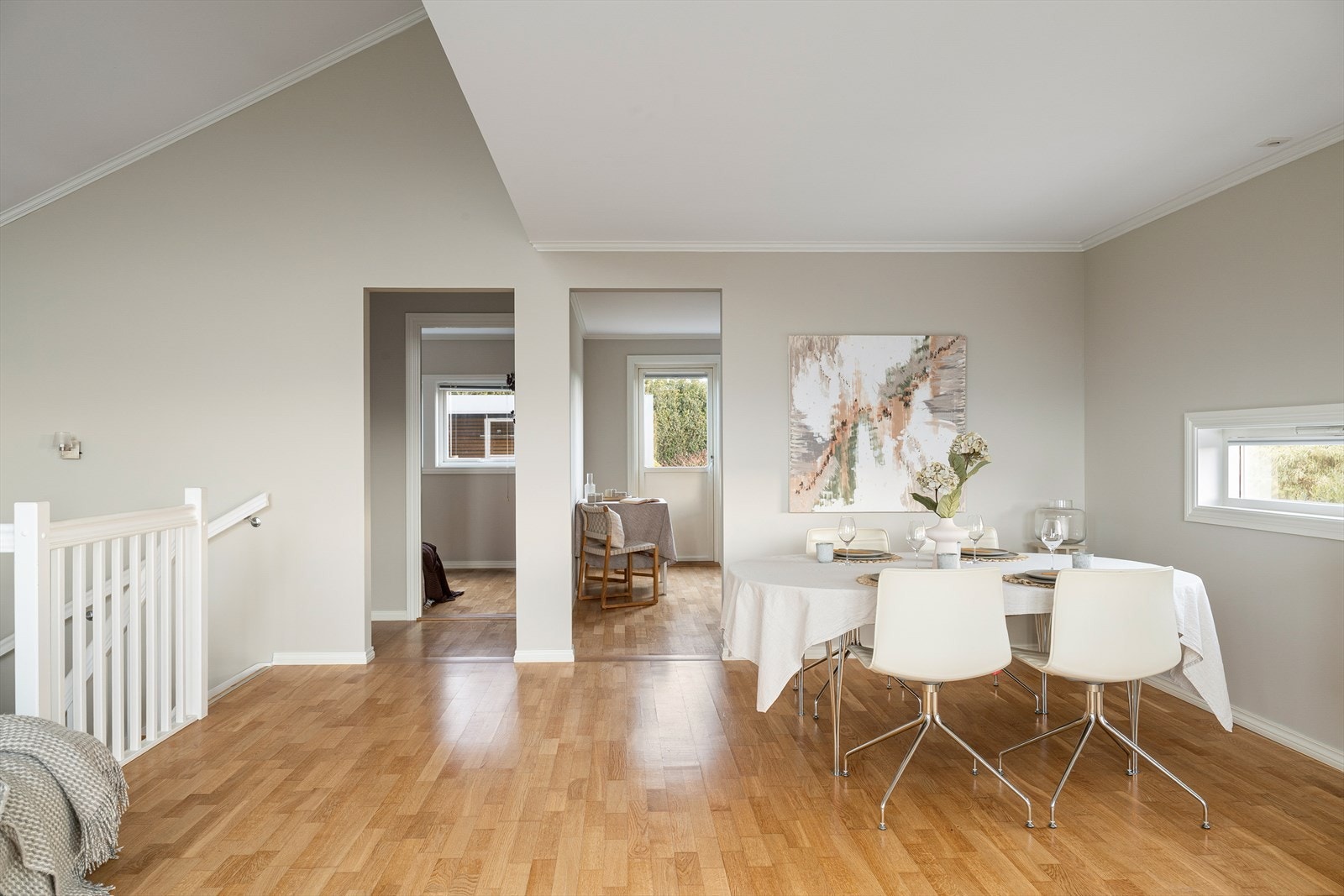 Romslig oppholdsrom med naturlig plass til spisebord og god avstand mellom sonene, som gir en ryddig og fleksibel planløsning. Galleribilde