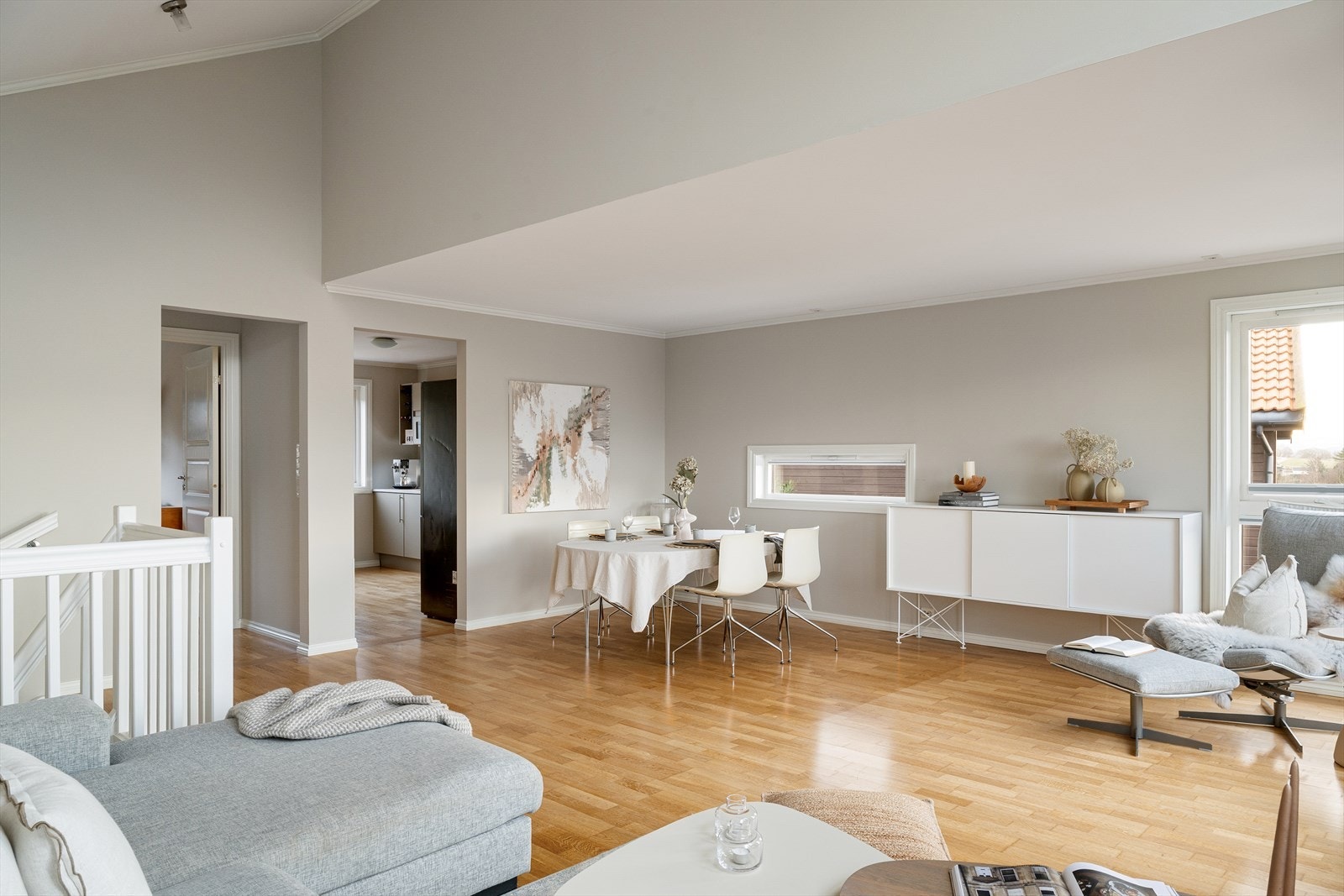 Romslig stue med god takhøyde og flotte møbleringsmuligheter. Et innbydende oppholdsrom med behagelig atmosfære. Galleribilde