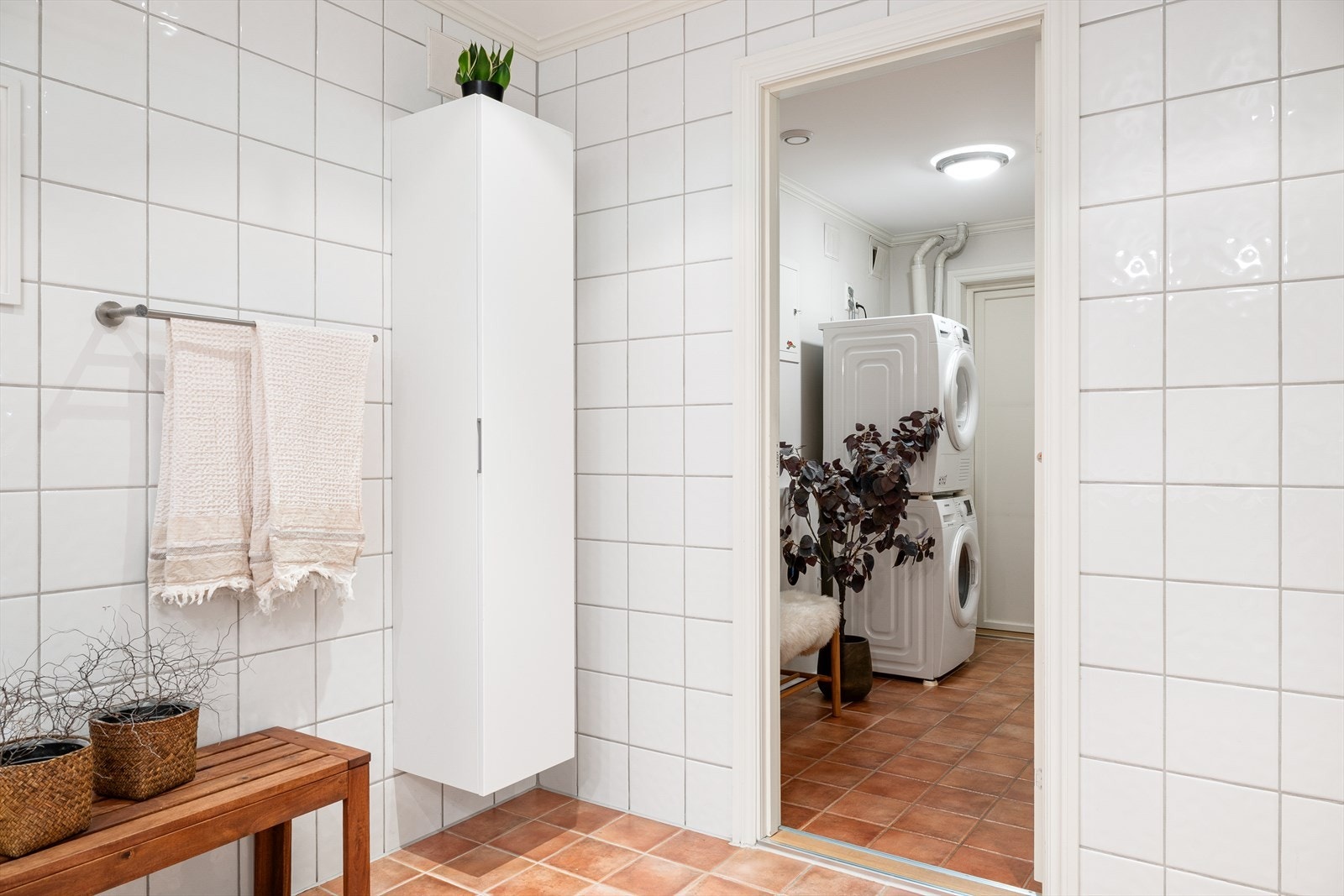 Bad med tilknytning til praktisk vaskerom, tilrettelagt for vaskemaskin og tørketrommel. Galleribilde