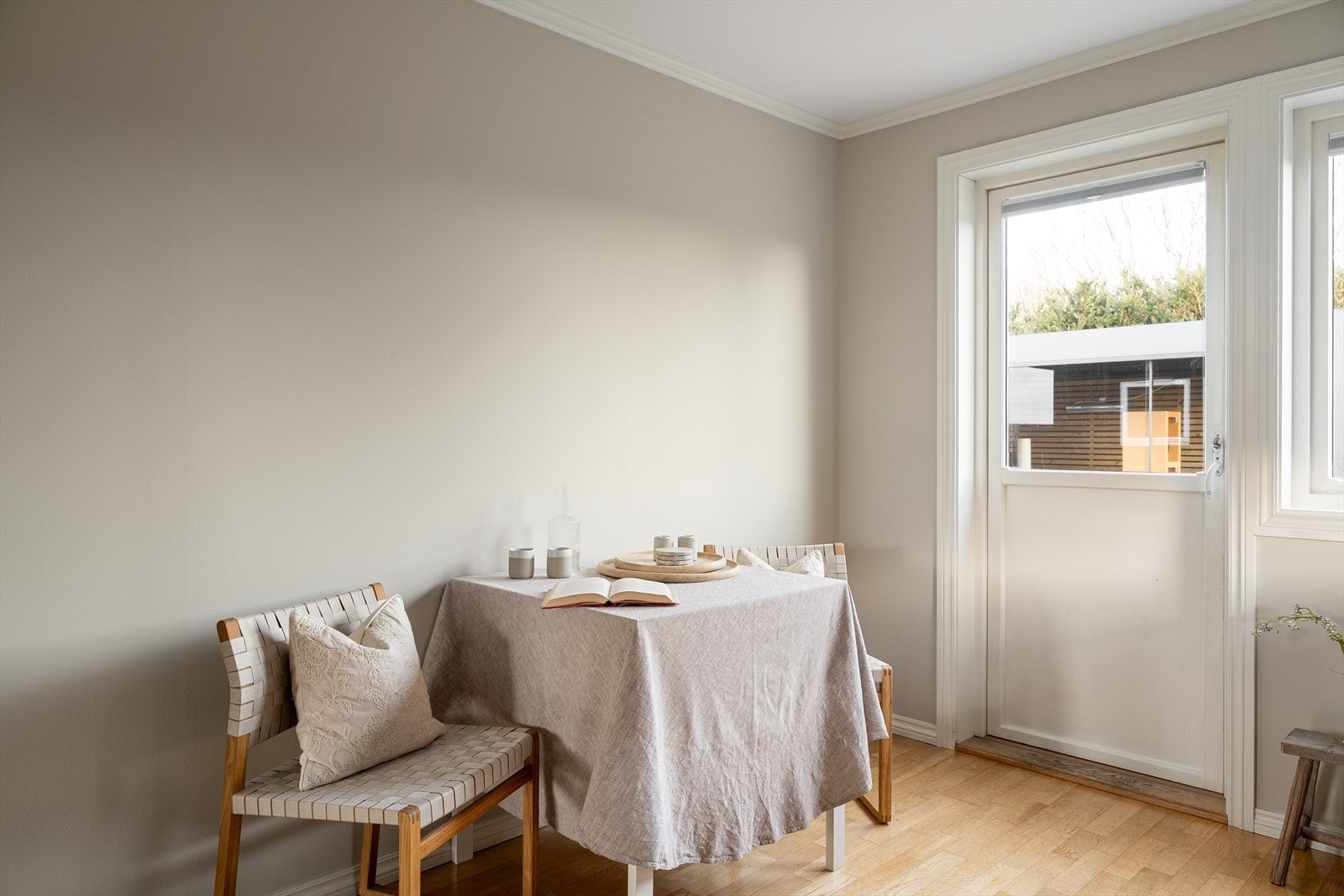 Hyggelig spiseplass ved terrassedør som gir en sømløs overgang mellom inne og uterom. Galleribilde