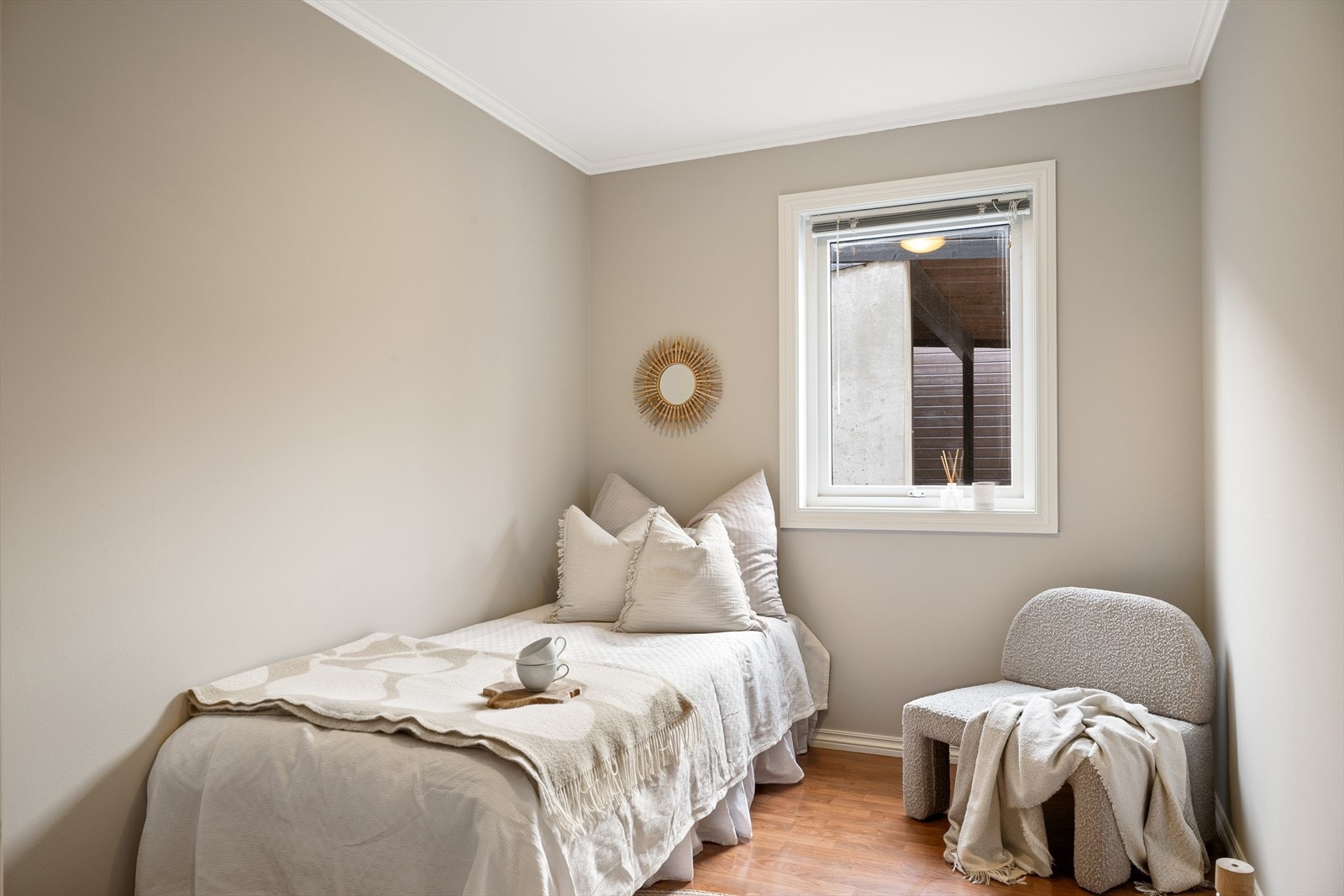 Lyst og innbydende rom som passer godt som gjesterom, barnerom eller hjemmekontor. Galleribilde