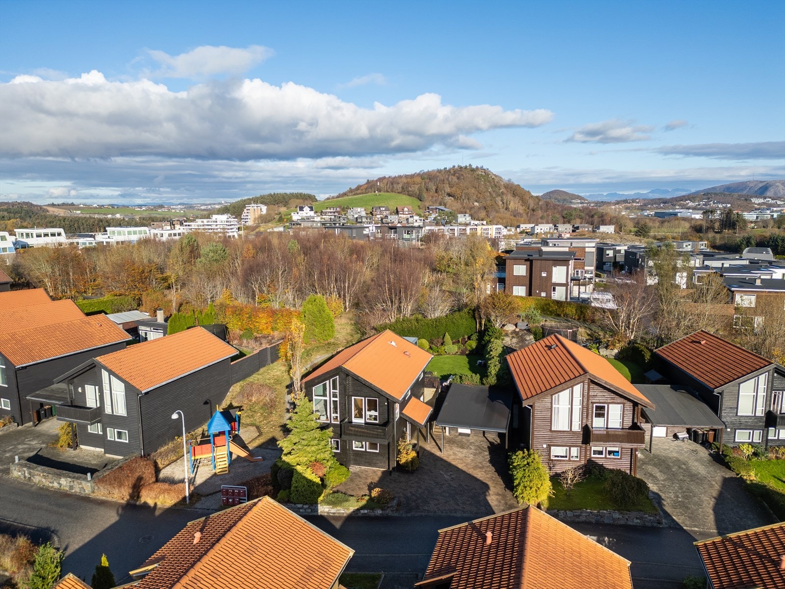 Attraktiv beliggenhet i et rolig og veletablert boligområde, med nærhet til grønne omgivelser og åpent landskap. Galleribilde