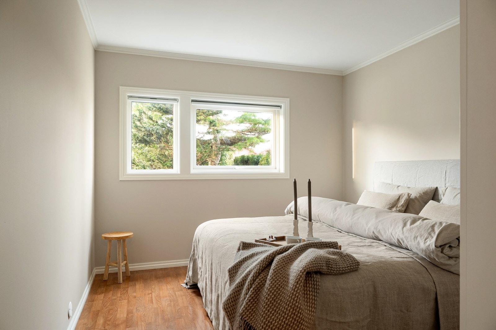 Hovedsoverom med god plass til dobbeltseng og nattbord, samt vindusflater som gir en lys og behagelig atmosfære. Galleribilde