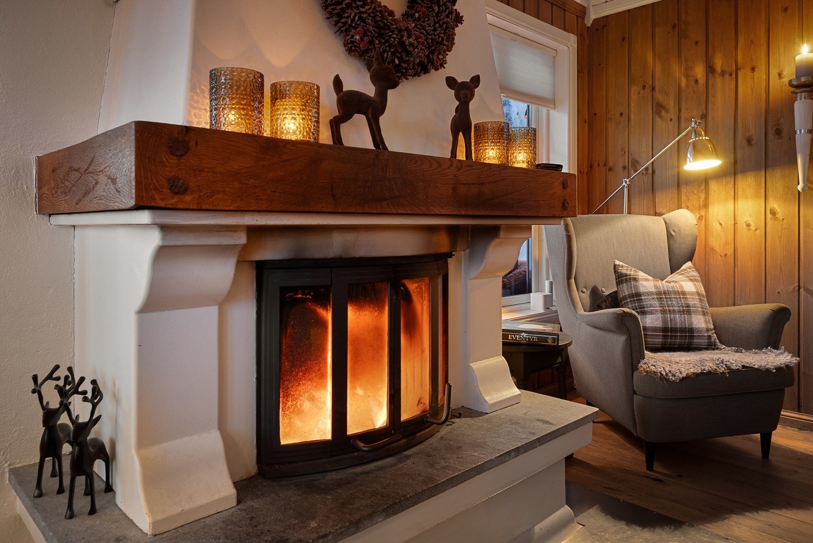 I stuen finner man et ildsted som varmer godt og som bidrar til ekte hyttekos. Er det for surt ute kan man grille marshmallowsene her! Galleribilde