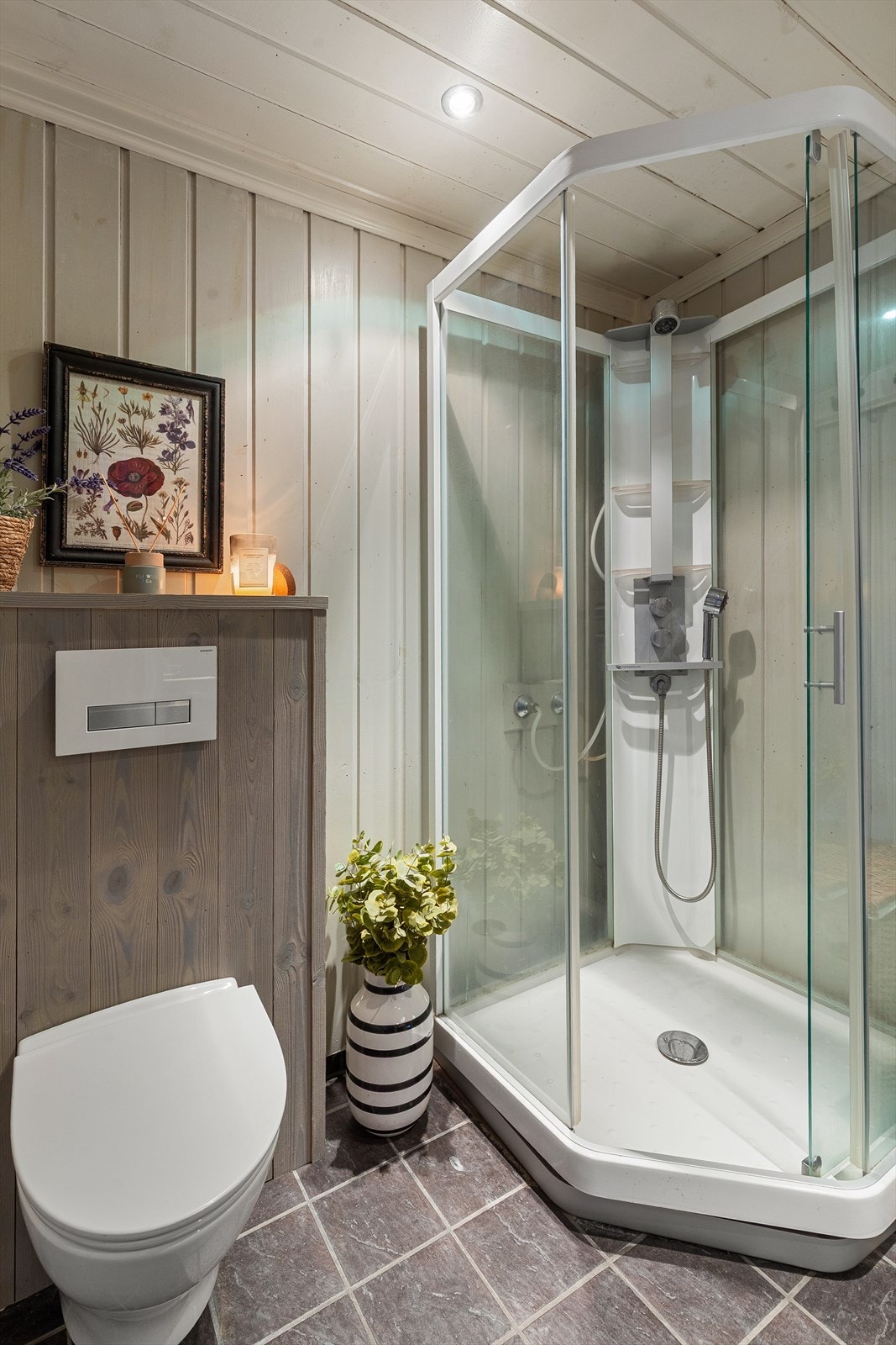 Badet finner man i denne etasjen, med bla nyere toalett. Galleribilde