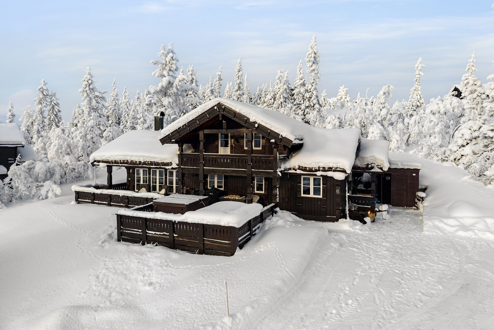 En lun og skjermet balkong med gode solforhold. Galleribilde