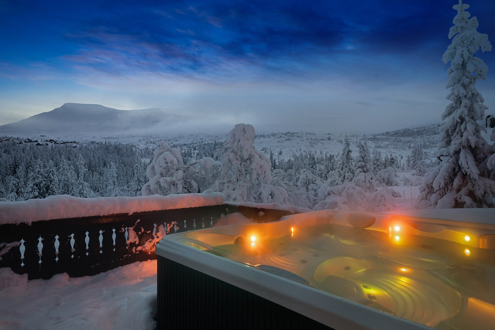 Hytta har en fantastisk beliggenhet med storslått utsikt, og lite eller ingen innsyn. Galleribilde