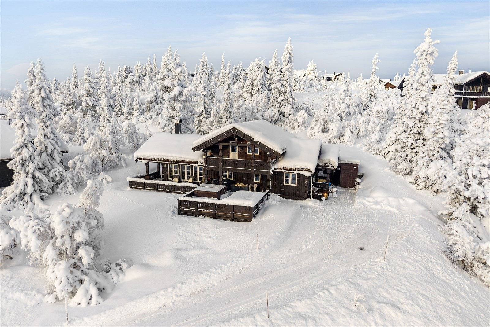 Selger valgte akkurat denne hytta for sin usjenerte og private beliggenhet. Her kan man trekke seg unna, og nyte fjellets magiske ro og fred. Galleribilde